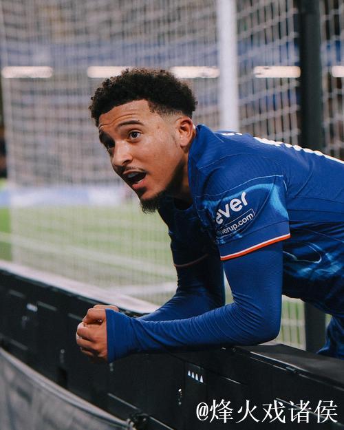 好哥们,太阳报:马杜埃凯和桑乔周末一同参加音乐节 好哥们,太阳报:马杜埃凯和桑乔周末一同参加音乐节