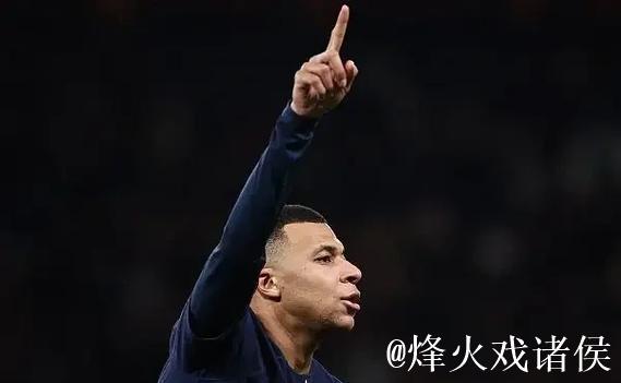 姆巴佩晒手拿全场MVP奖杯和比赛用球照片:团结 姆巴佩晒手拿全场MVP奖杯和比赛用球照片:团结